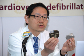 Professor Tse Hung-fat, William M W Mong Professor in Cardiology and Chair Professor of Department of Medicine, Li Ka Shing Faculty of Medicine, HKU mentions that although the size of the new defibrillator (Left) is slightly larger than the traditional one (Right).  However, the implantation process is safer as no electrodes will go into the heart through blood vessels.  Thus, the risk of heart perforation or infection of the heart after the surgery will drop to zero percent.
